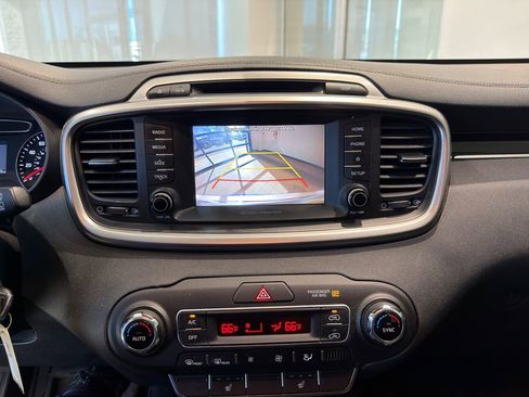 Used 2019 Kia Sorento LX w/ LX Convenience Package image 11