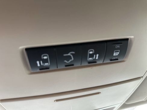 Used 2013 Chrysler Town & Country Touring image 19