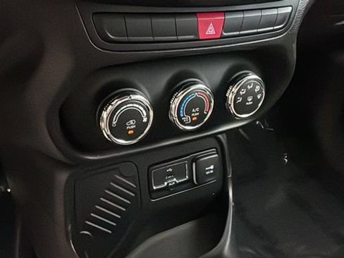 Used 2015 Jeep Renegade Latitude FWD image 29