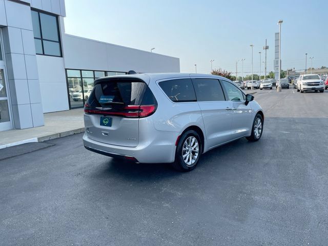 Used 2026 Chrysler Pacifica Limited FWD image 5