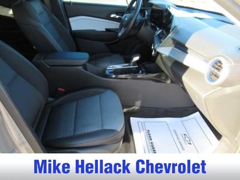 Used 2025 Chevrolet Trax LT w/ Driver Confidence Package image 14