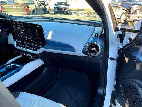 Used 2025 Chevrolet Equinox EV LT image 13