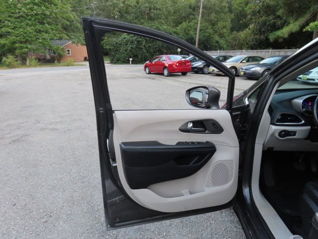 Used 2021 Chrysler Pacifica Touring-L FWD image 19