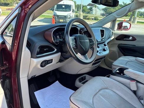 Used 2017 Chrysler Pacifica Limited w/ UConnect Theater Package FWD image 32