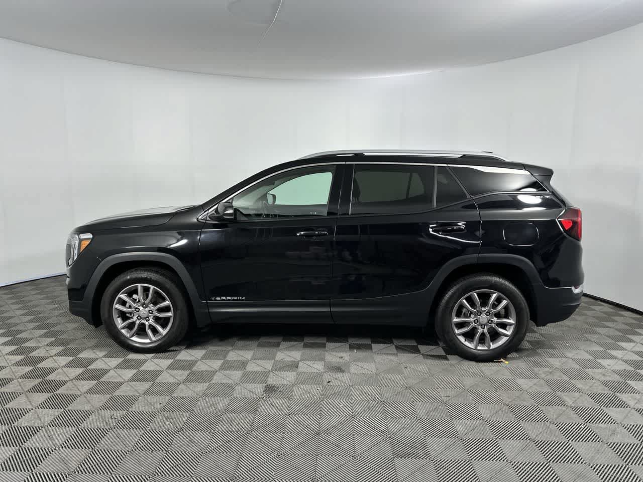 Used 2024 GMC Terrain SLT AWD/4WD image 5