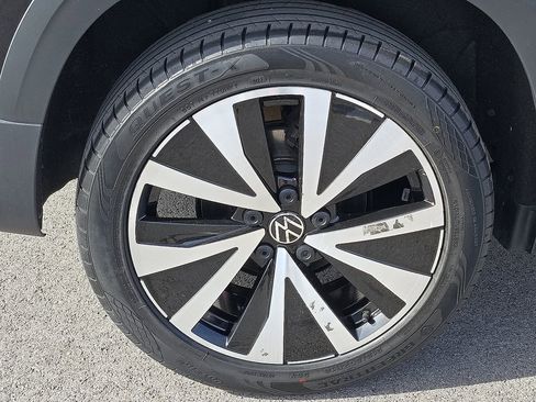 Used 2024 Volkswagen Taos SE image 7