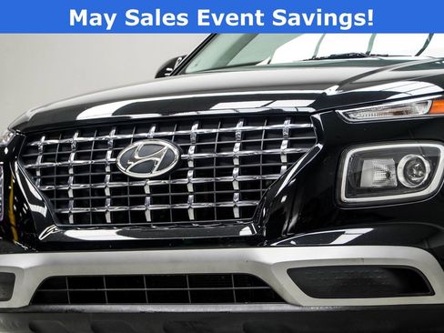 Used 2023 Hyundai Venue SEL FWD image 2