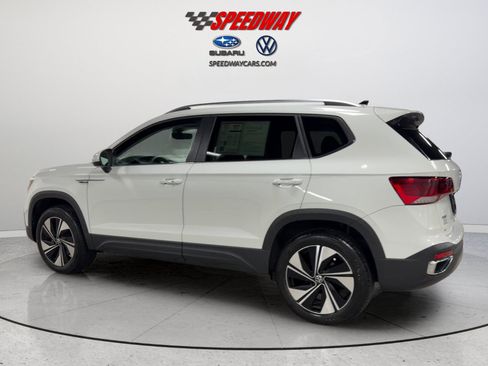 Certified 2024 Volkswagen Taos SE w/ Panoramic Sunroof Package AWD/4WD image 9