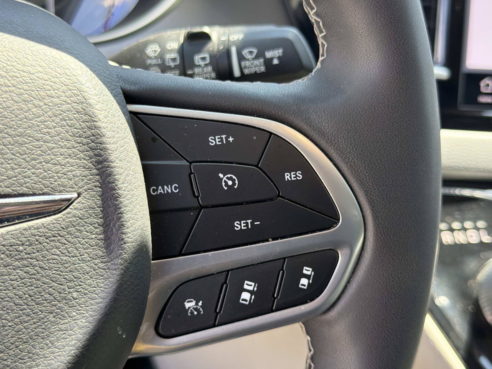Used 2023 Chrysler Pacifica Touring-L FWD image 9