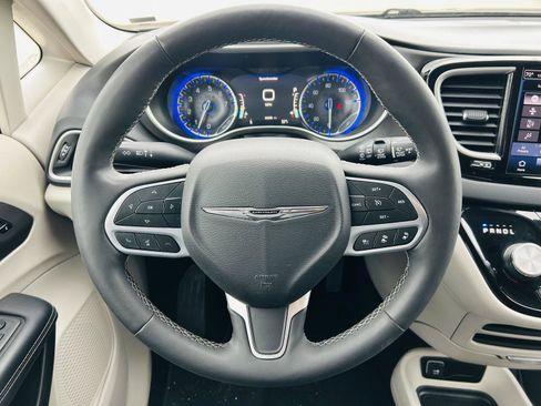 Used 2023 Chrysler Pacifica Touring-L image 16