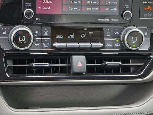 Used 2021 Toyota Highlander XLE AWD/4WD image 38