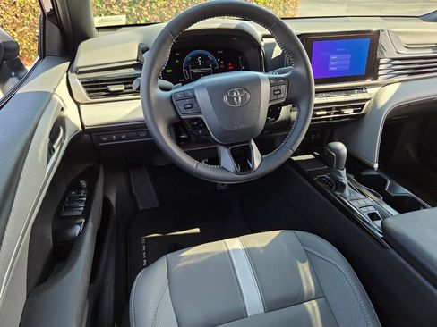 Used 2025 Toyota Camry SE FWD image 7
