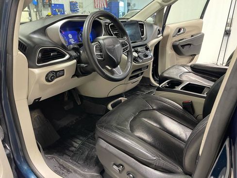 Used 2022 Chrysler Pacifica Touring-L image 15