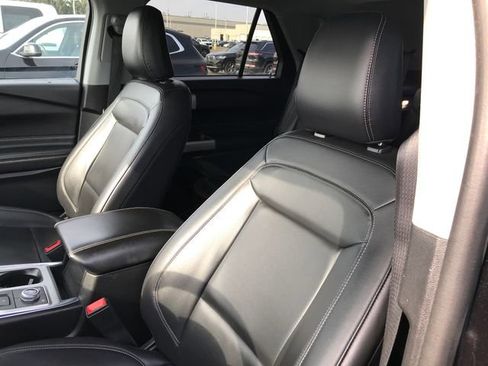 Used 2023 Ford Explorer XLT image 4