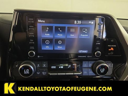 Used 2022 Toyota Highlander XLE AWD/4WD image 17