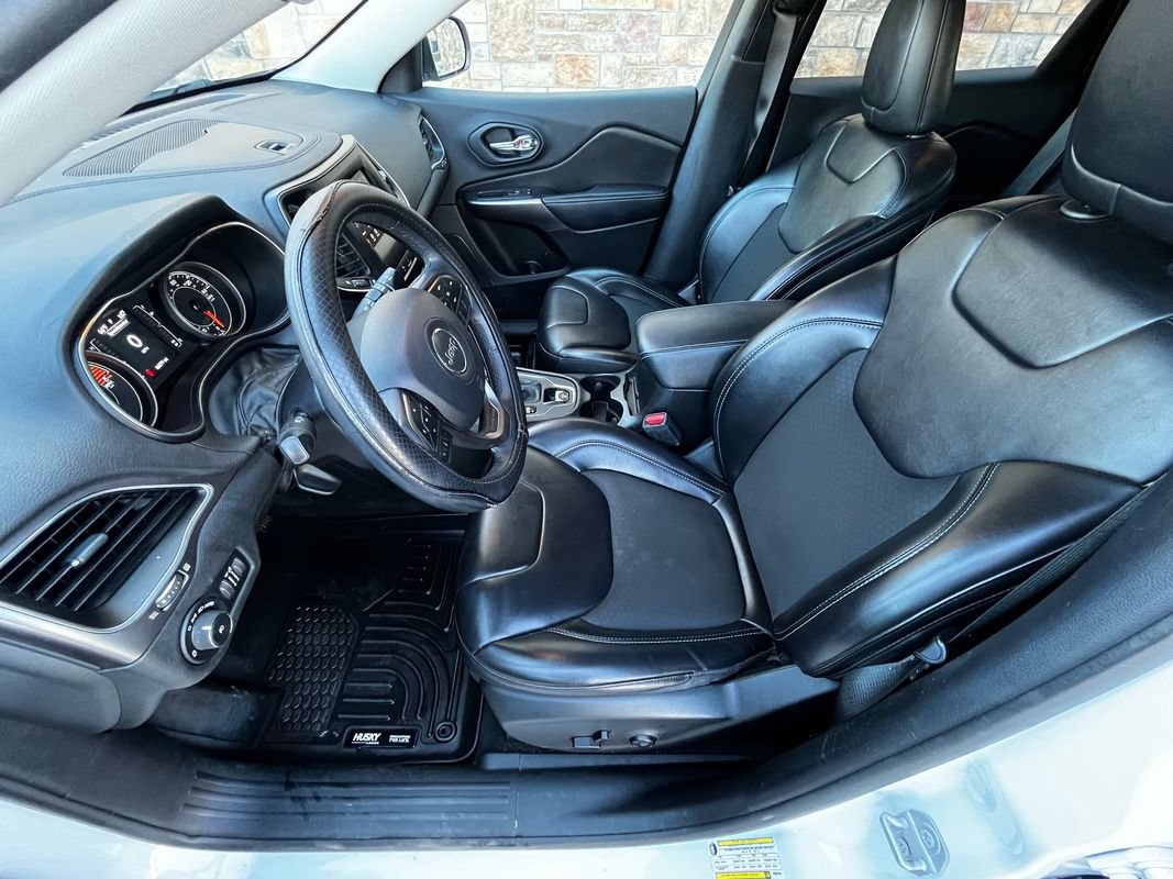 Used 2019 Jeep Cherokee Latitude Plus AWD/4WD image 9