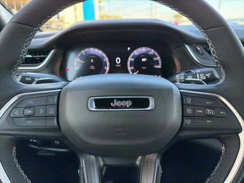 Used 2025 Jeep Grand Cherokee Altitude RWD image 13