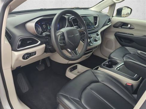 Used 2023 Chrysler Pacifica Touring-L FWD image 10