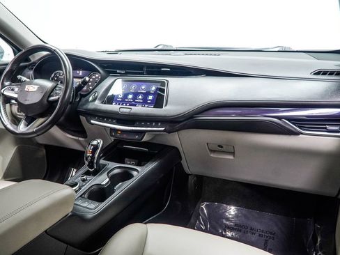 Used 2023 Cadillac XT4 Luxury w/ Cold Weather Package FWD image 18