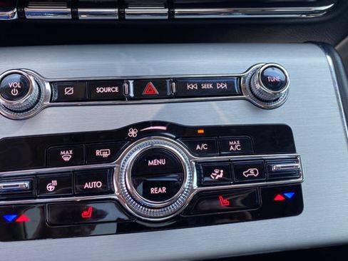 Used 2023 Lincoln Aviator AWD w/ Premium Package image 18