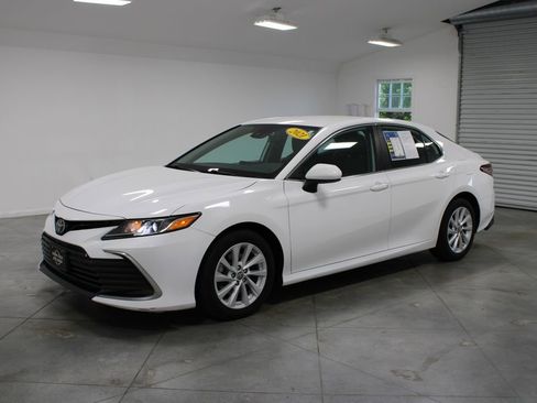 Used 2021 Toyota Camry LE image 4