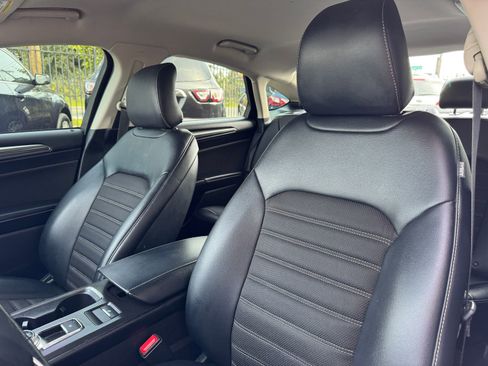 Used 2017 Ford Fusion SE w/ Equipment Group 201A FWD image 10