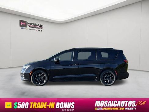 Used 2025 Chrysler Pacifica Limited FWD image 4