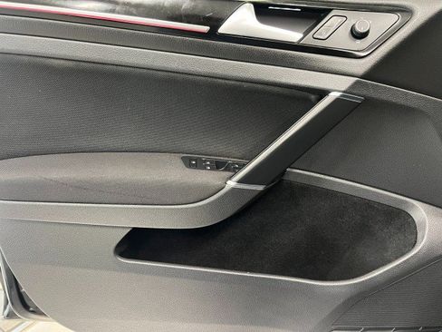 Used 2017 Volkswagen Golf S image 12