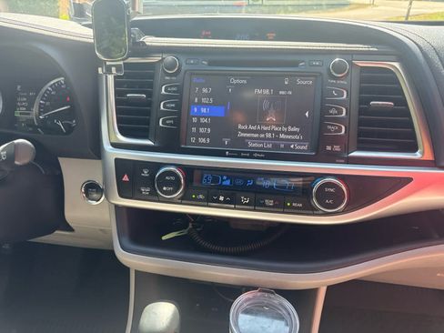Certified 2019 Toyota Highlander XLE AWD/4WD image 10