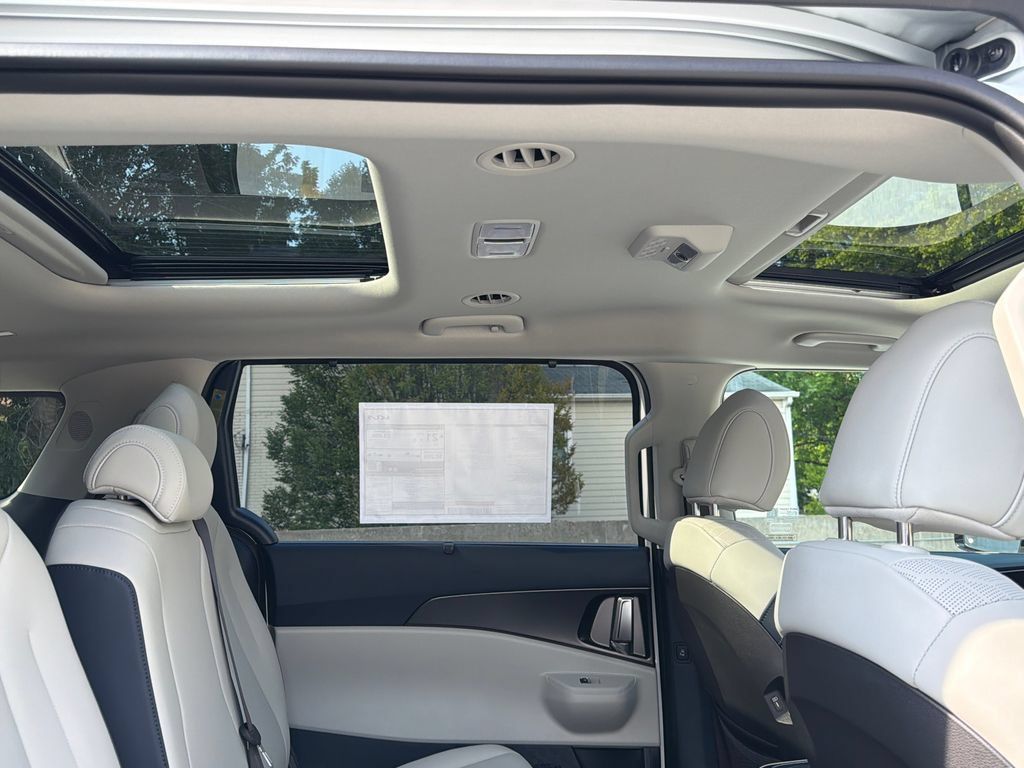 New 2027 Kia Carnival SX w/ Dark Edition Package FWD image 9