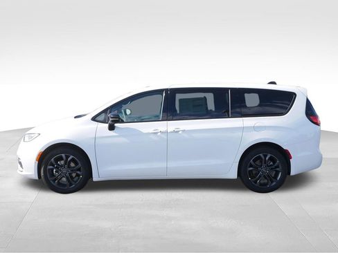 New 2026 Chrysler Pacifica Select FWD image 3