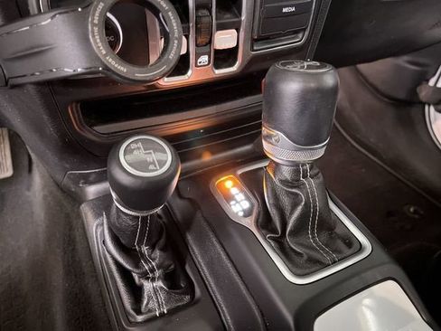 Used 2018 Jeep Wrangler Unlimited Sahara image 16