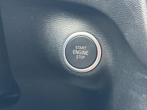 Used 2022 Volvo XC40 T5 Momentum image 23