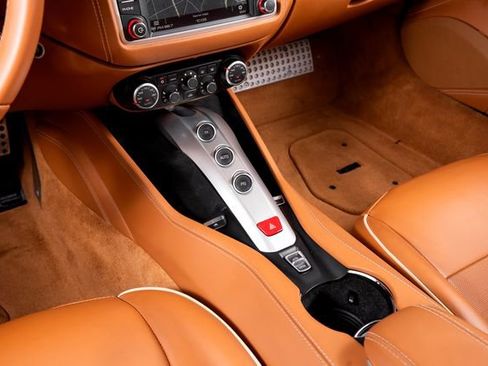 Used 2016 Ferrari California T RWD image 33