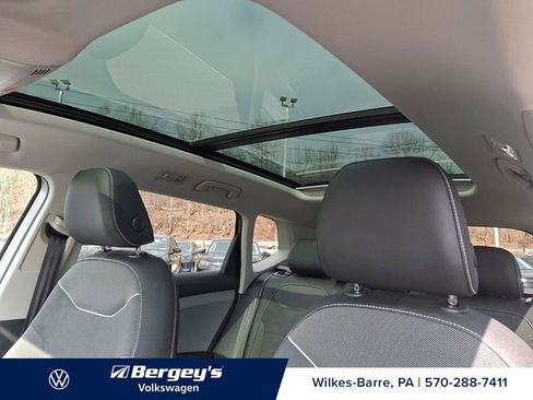 Certified 2023 Volkswagen Taos SE w/ Panoramic Sunroof Package image 17