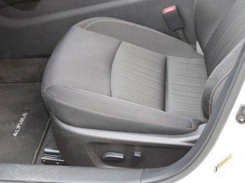 Used 2025 Nissan Altima 2.5 SV image 14