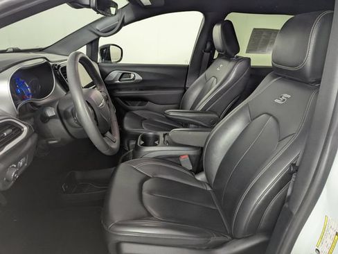 Used 2024 Chrysler Pacifica Limited FWD image 15
