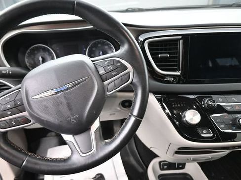 Used 2017 Chrysler Pacifica Touring-L FWD image 28