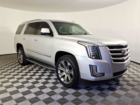 Used 2020 Cadillac Escalade Luxury RWD image 3
