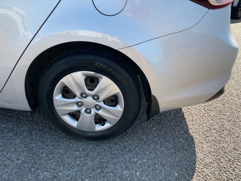 Used 2017 Kia Forte LX image 9