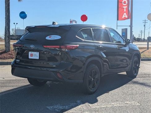 Used 2023 Toyota Highlander LE image 3