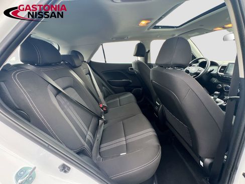 Used 2025 Hyundai Venue SEL image 33