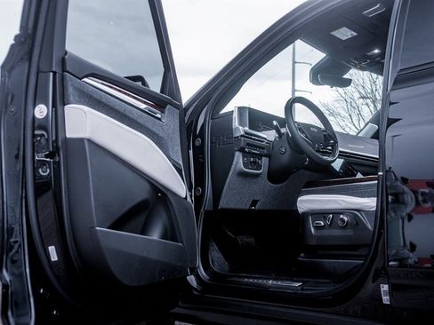 Used 2026 Cadillac Escalade Platinum Sport w/ LPO, Floor Liner Package image 18