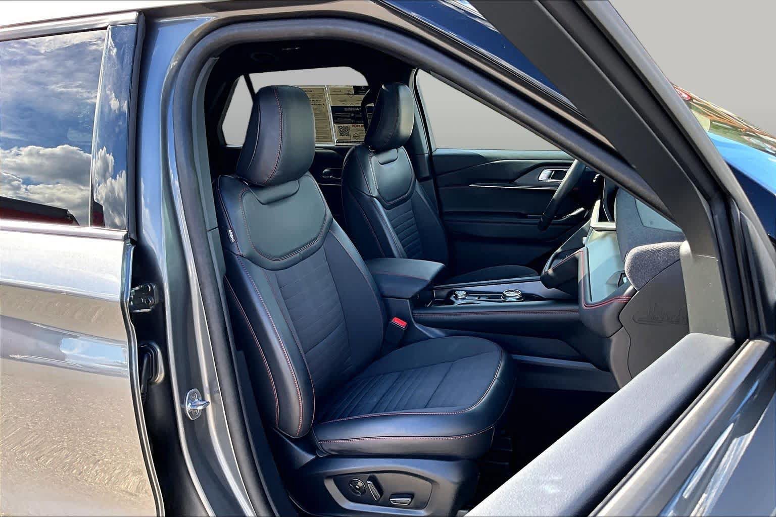 Used 2025 Ford Explorer ST-Line w/ Premium Package AWD/4WD image 8