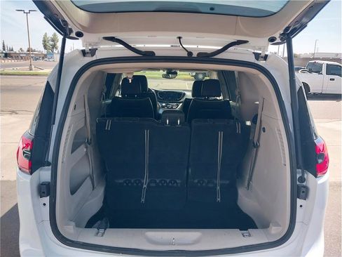 Used 2023 Chrysler Pacifica Limited FWD image 7