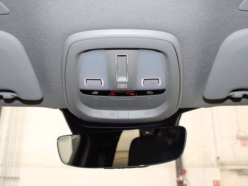 Used 2025 Volvo XC40 B5 Plus image 29