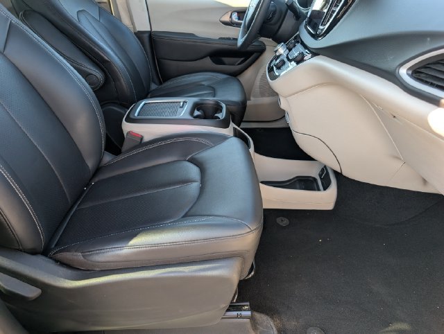 Used 2024 Chrysler Pacifica Touring-L FWD image 27