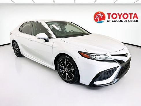 Used 2022 Toyota Camry SE FWD image 1