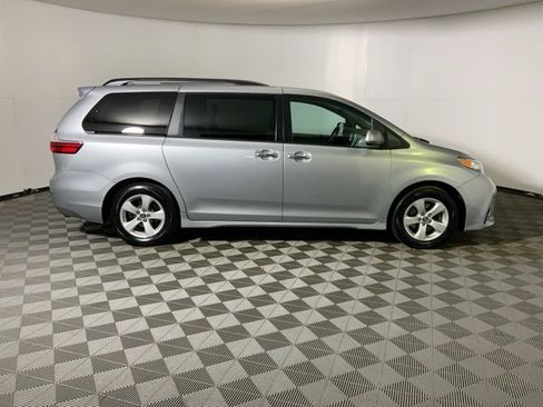 Used 2019 Toyota Sienna LE w/ LE Preferred Package image 7