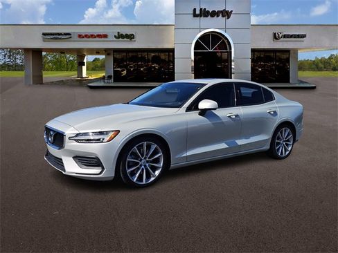 Used 2020 Volvo S60 T5 Momentum image 2